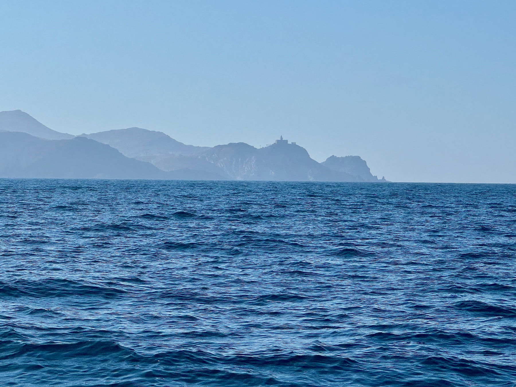 Schroffe Felsenküste mit Leuchtturm am Kap de Trois Fourches